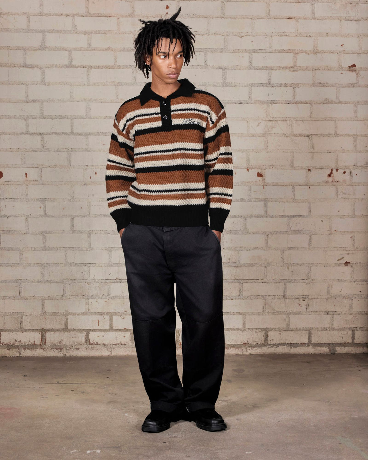 【PLEASURES - プレジャーズ】COOPER POLO SWEATER / BROWN (ポロシャツ/ブラウン)