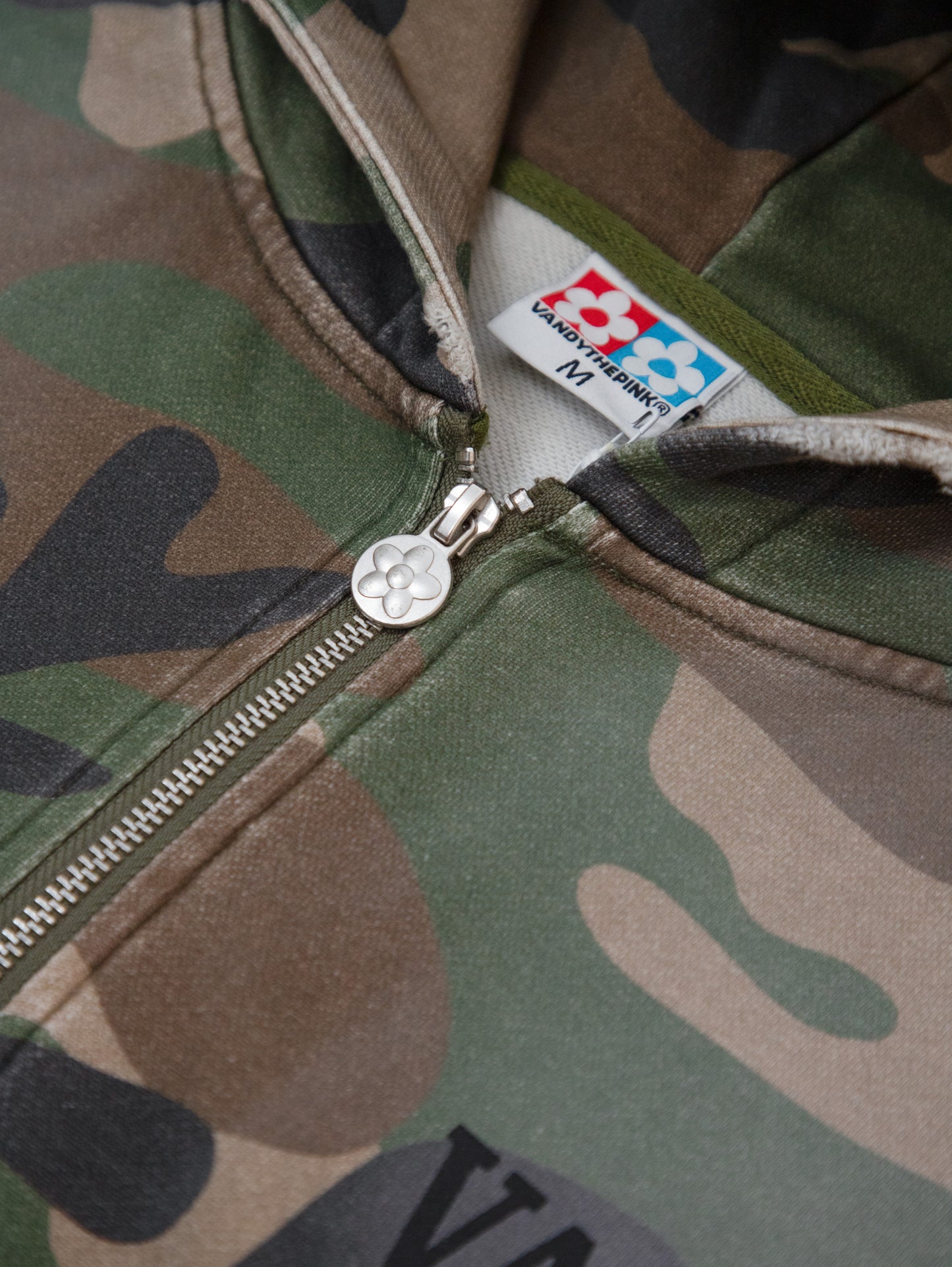 【VANDY THE PINK - ヴァンディー・ザ・ピンク】CAMO STUDDEDZIP UP / CAMO (フーディー/カモ)