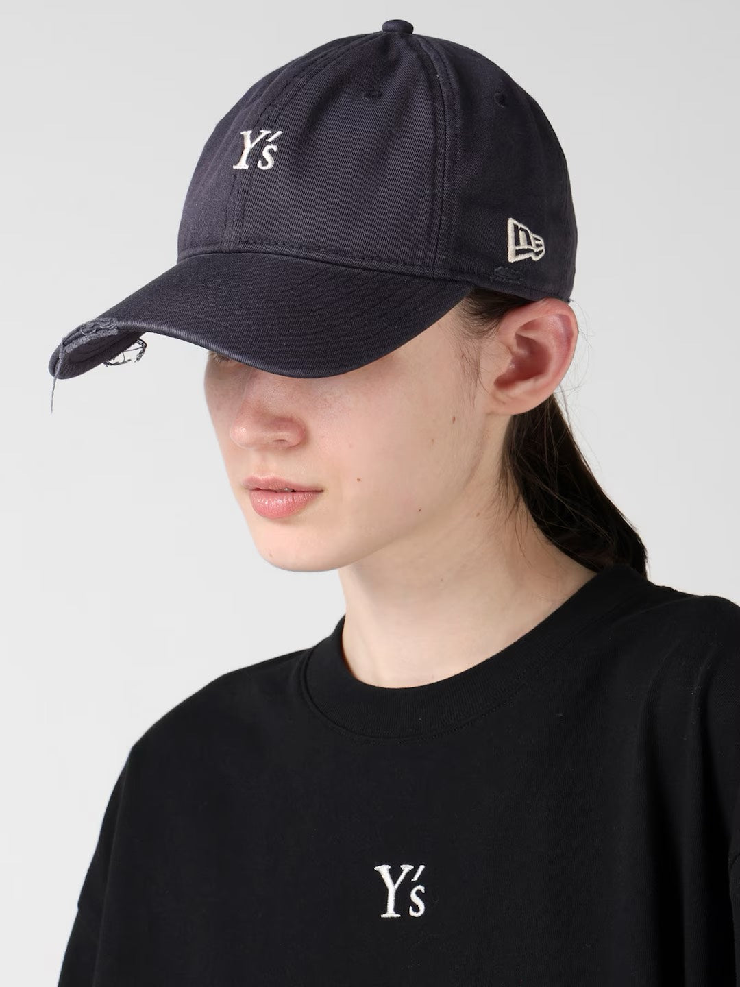 【Y's - ワイズ】Y's × New Era 9TWENTY LONG VISOR Y's LOGO CAP / NAVY (キャップ/ネイビー)