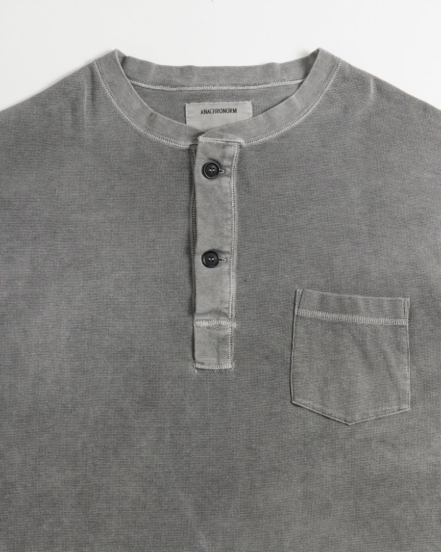 【ANACHRONORM - アナクロノーム】  PIGMENT THERMAL HENLEY NECK L/S T-SHIRTS / DUSTY BLACK (Tシャツ/ダスティーブラック)
