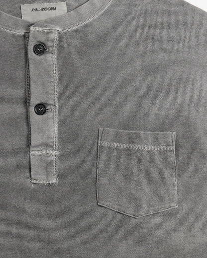 【ANACHRONORM - アナクロノーム】  PIGMENT THERMAL HENLEY NECK L/S T-SHIRTS / DUSTY BLACK (Tシャツ/ダスティーブラック)