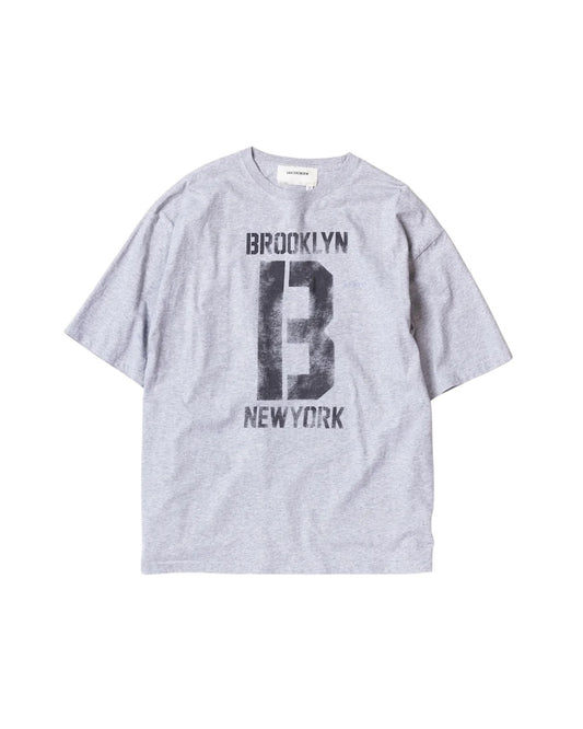 【ANACHRONORM - アナクロノーム】AN365 BROOKLYN PRINTED S/S T-S / GRAY（Tシャツ/グレー)