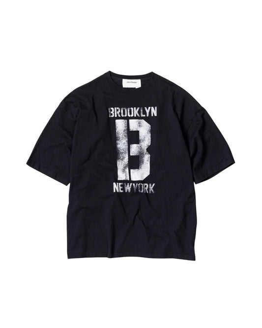 【ANACHRONORM - アナクロノーム】AN365 BROOKLYN PRINTED S/S T-S / BLACK（Tシャツ/ブラック)