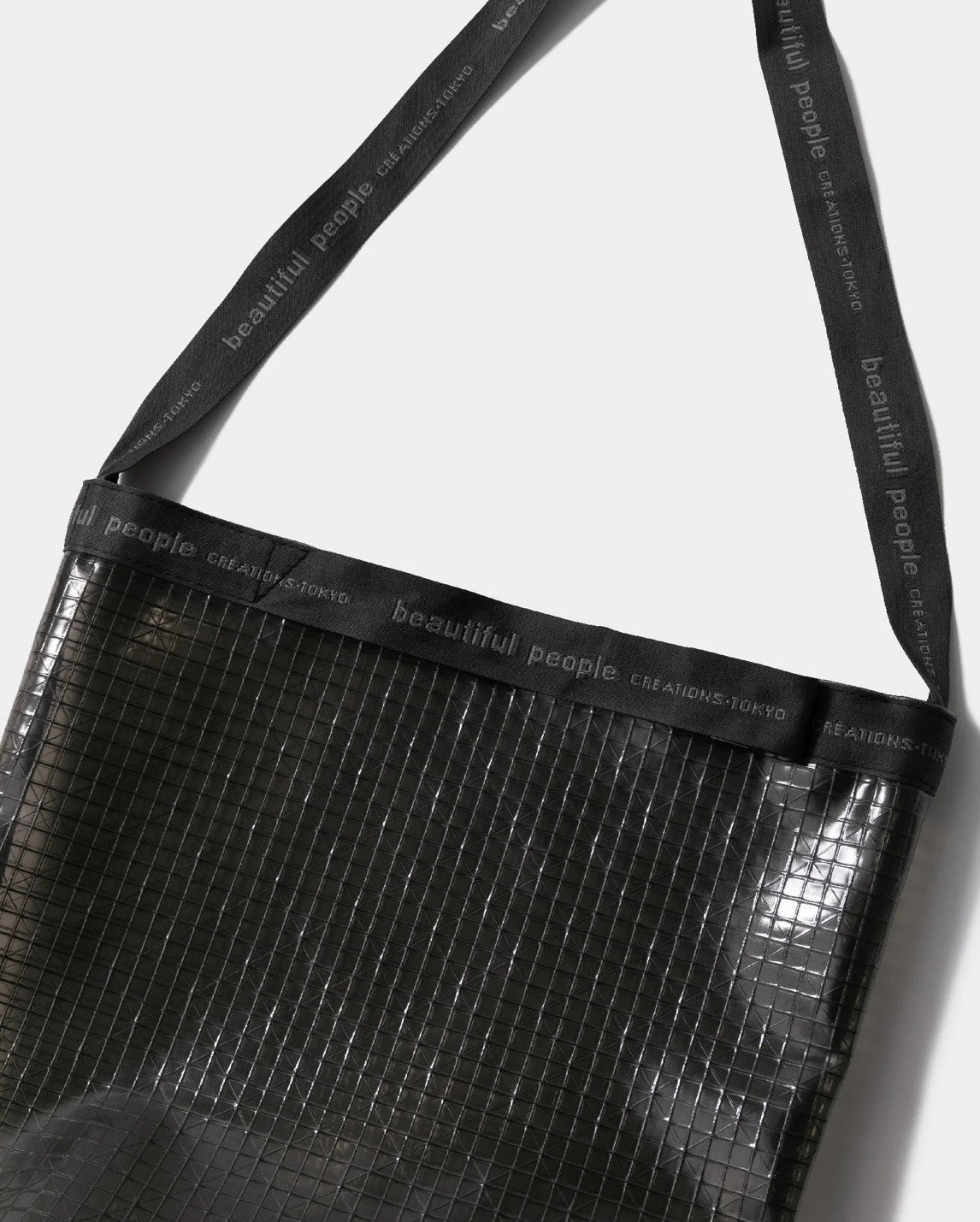 【beautiful people - ビューティフルピープル】Vinyl logo tape shoulder bag / BLACK（バッグ/ブラック)
