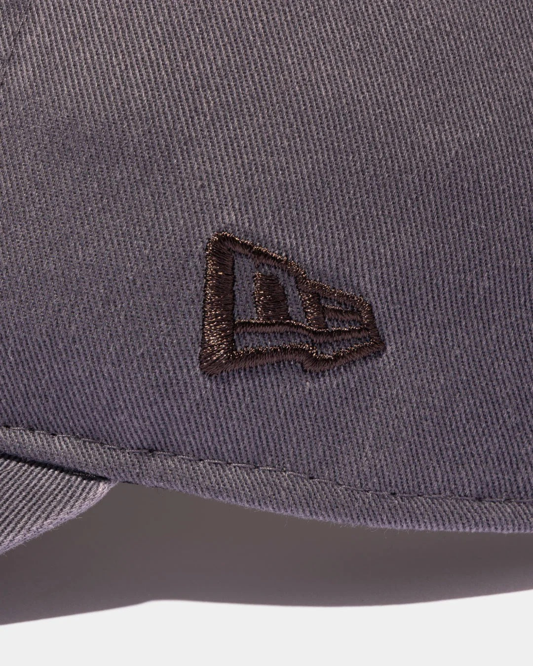 【beautiful people - ビューティフルピープル】New Era® little people embroidery cap / GRAY（キャップ/グレー)