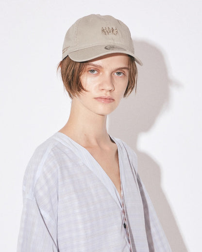 【beautiful people - ビューティフルピープル】New Era® little people embroidery cap / BEIGE（キャップ/ベージュ)