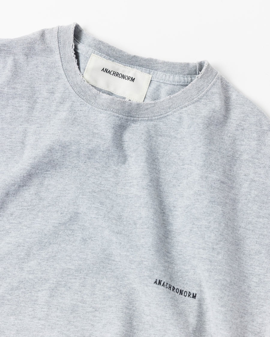 【ANACHRONORM - アナクロノーム】DAMAGED EMB S/S T-S / MIX GRAY (Tシャツ/グレー)