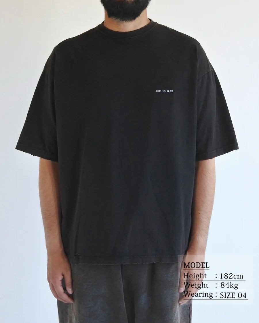 ANACHRONORM - アナクロノーム】DAMAGED EMB S/S T-S / BLACK (Tシャツ