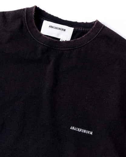 【ANACHRONORM - アナクロノーム】DAMAGED EMB S/S T-S / BLACK (Tシャツ/ブラック)
