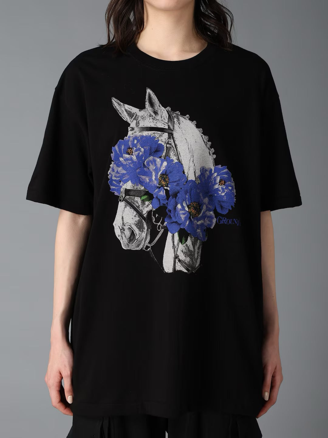 【Ground Y - グラウンドワイ】JERSEY HORSE AND BLUE PEONY T-SHIRT / BLACK(Tシャツ/ブラック)