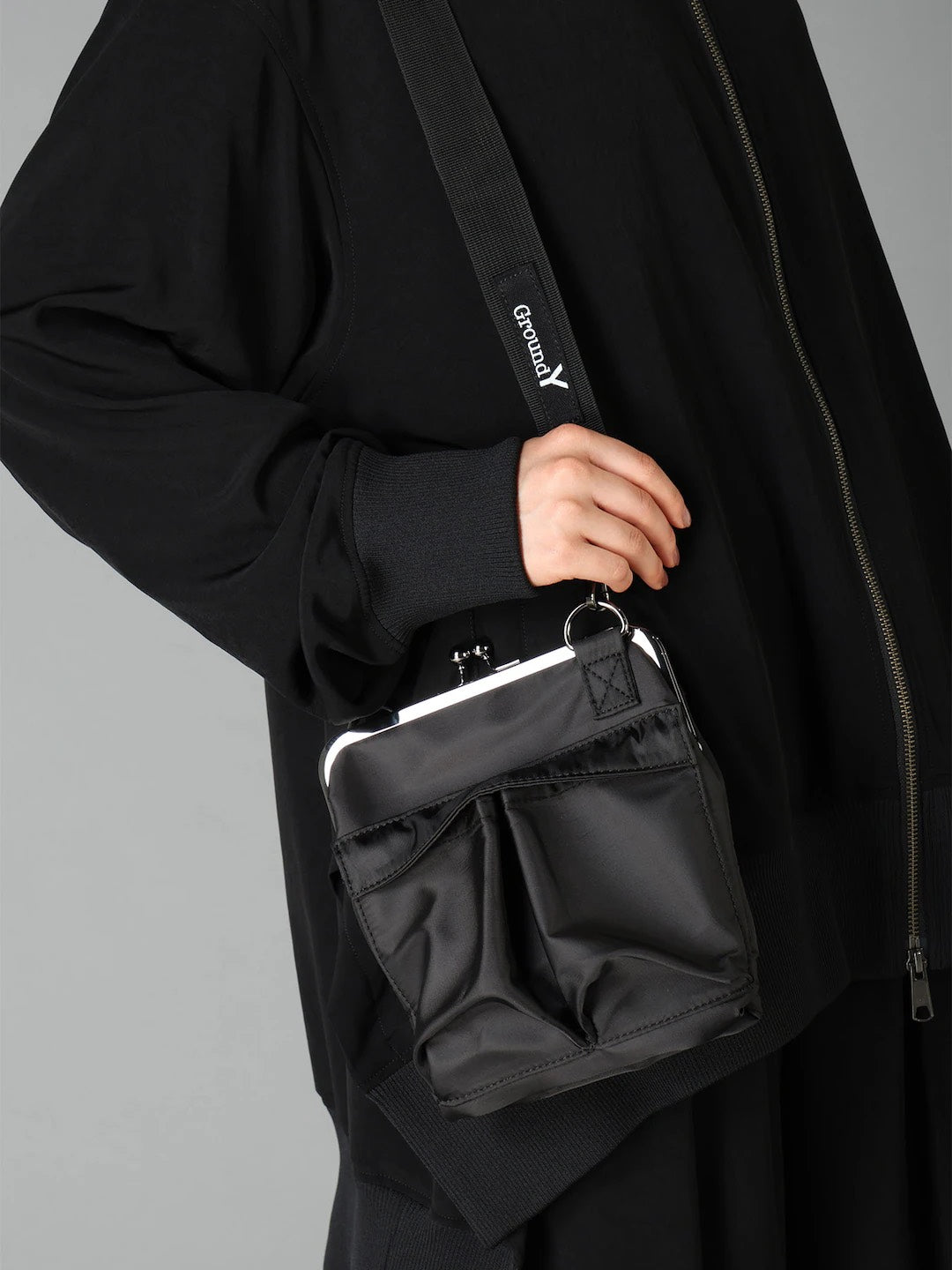 【Ground Y - グラウンドワイ】SMALL HELMET BAG WITH CLASP / BLACK(ショルダーバッグ/ブラック)