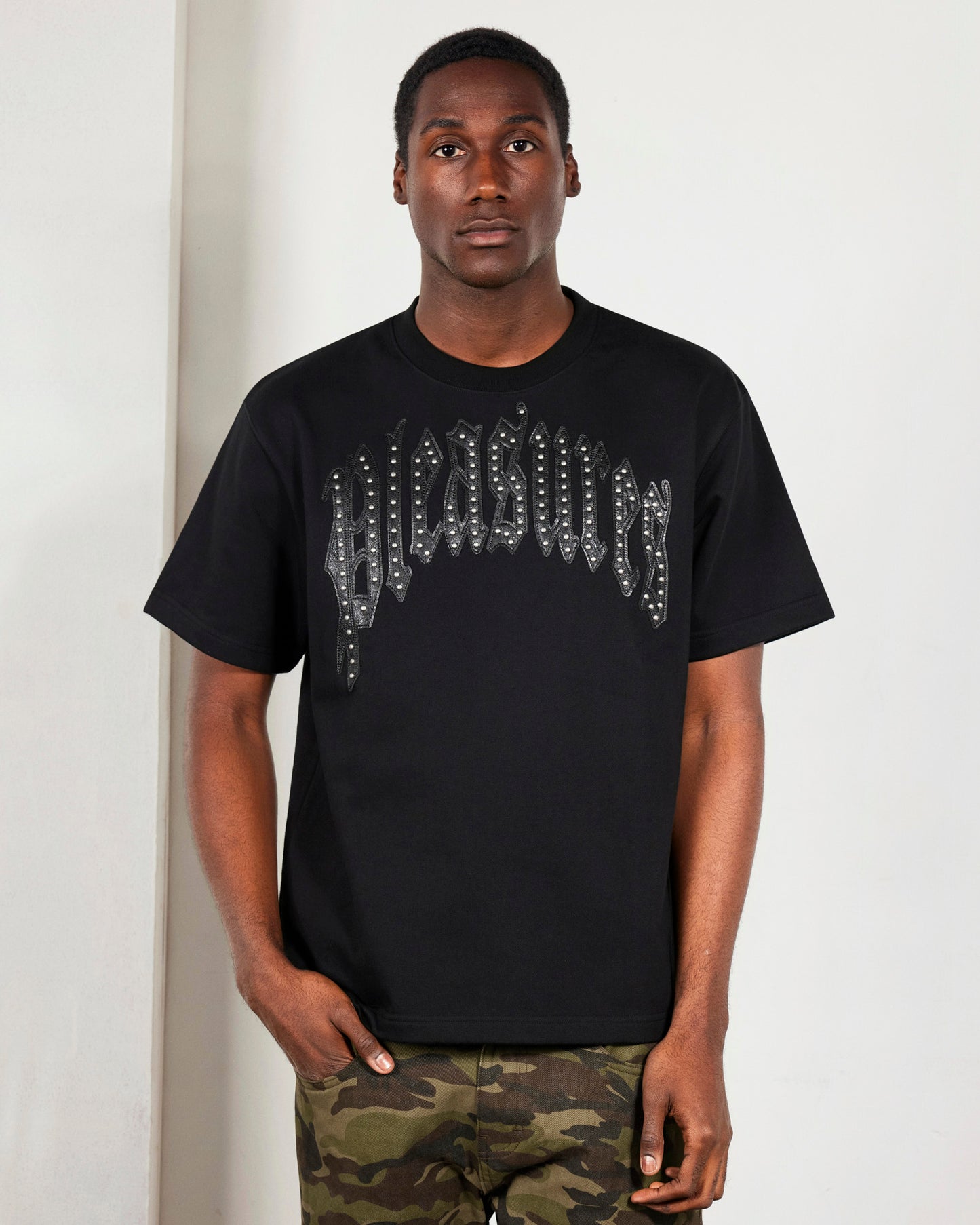 【PLEASURES - プレジャーズ】TWITCH STUDDED CREWNECK / BLACK (Tシャツ/ブラック)