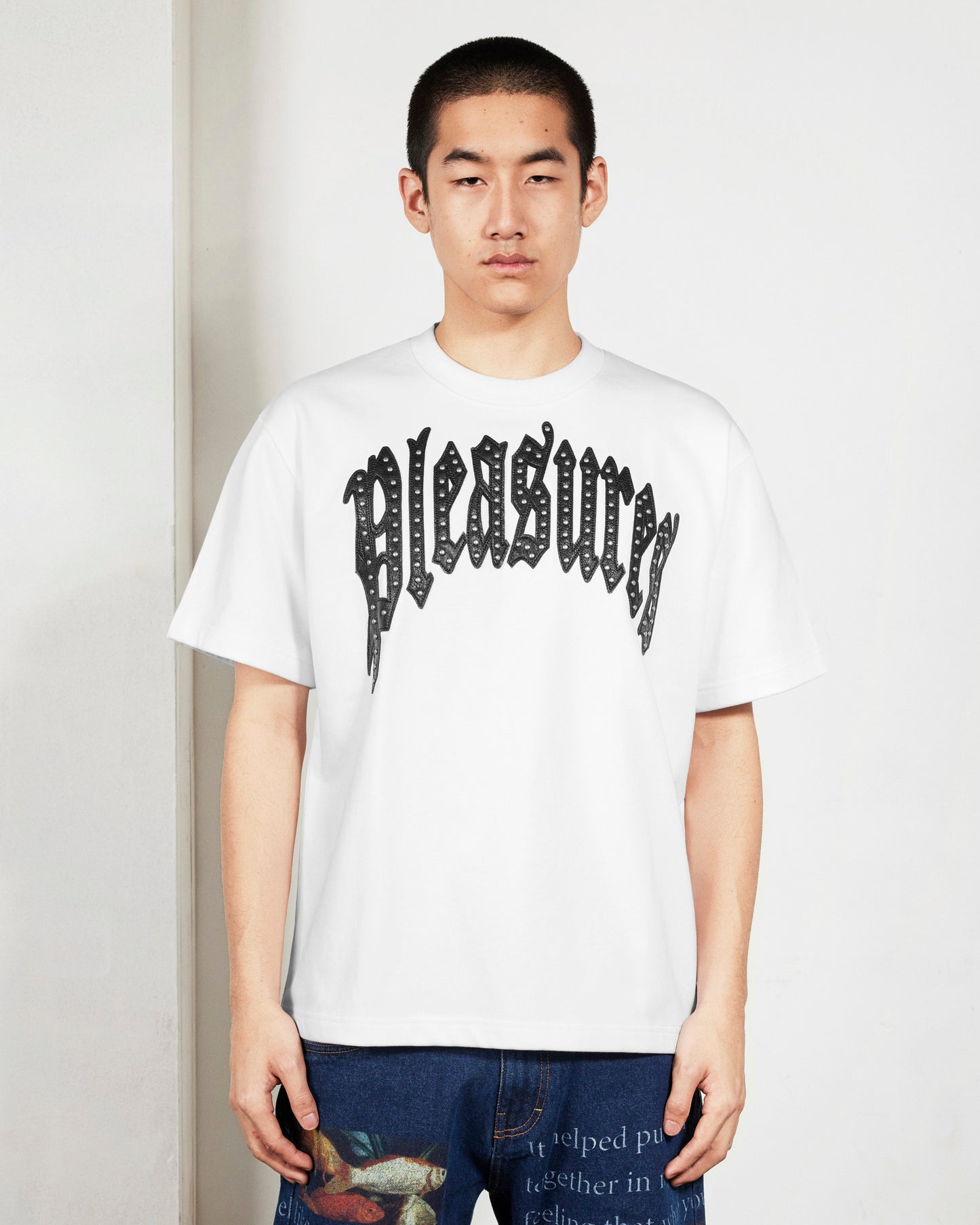 【PLEASURES - プレジャーズ】TWITCH STUDDED CREWNECK / WHITE (Tシャツ/ホワイト)