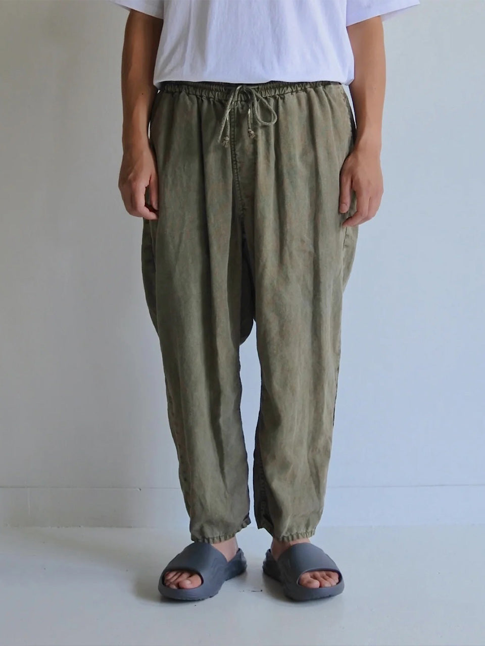 【ANACHRONORM - アナクロノーム】 AN364 PIGMENT DYED LINEN TAPERED EASY PANTS / OLIVE DYED (パンツ/オリーブ)